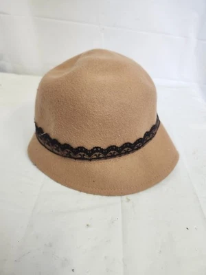 WOMEN'S CAMEL FELT CLOCHE HAT BLACK LACE TRIM 1920S STYLE FLAPPER DOWNTOWN - Image 1 of 4