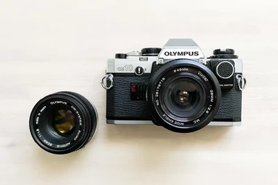 Olympus OM10 con Zuiko 50mm 1.8, Vivitar 28mm e adattatore manuale. Ottimo! - Immagine 1 di 4