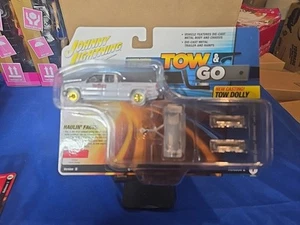2002 '02 CHEVY SILVERADO V/B W/ TOW DOLLY (CHASE) TOW & GO JOHNNY LIGHTNING 2023 - Picture 1 of 5