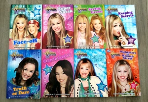 Hannah Montana Miley Cyrus Disney Book Bundle x 8 Softcover Books 2007/2008 - Foto 1 di 10