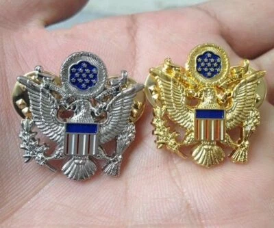 Par de prendedores insignia pequeña águila de hombro oficial del ejército de Estados Unidos de la Segunda Guerra Mundial dorado y plateado Foto 1 de 4