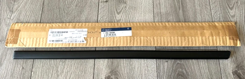 TIRA PROTECTORA MOLDURA TRASERA IZQUIERDA MERCEDES 190E 1990-1993 NUEVA 2016900562 OEM Foto 1 de 3