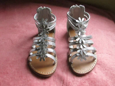 Jumping Beans 学步女孩 5 Jubilee 银色绑带凉鞋 带花朵 全新 — 第 1/4 张图片