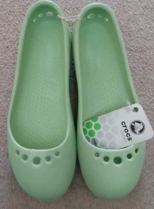 NEW WITH TAGS Crocs Prima Celery Green Slip On Beach Shoes W6 - UK Size 4 - Imagen 1 de 9