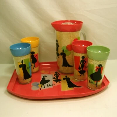 Jarro Barbie plástico combinando 60 oz, 4 copos combinando e bandeja combinando, Trudeau - Imagem 1 de 4