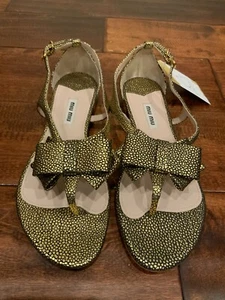 Miu Miu Gold Metallic Pebbled Leather Bow Thong Sandals Heels, Size 38 / 8 - Picture 1 of 8