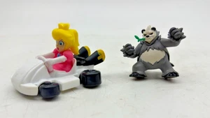 Nintendo Mario Kart Pfirsich Figur & Pokémon Pangoro 2 Stück - Bild 1 von 7
