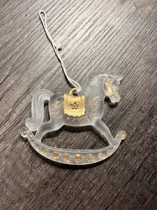 Vintage 90er Weihnachtsschmuck Schaukelpferd mattiert Acryl Kunststoff mit Gold - Bild 1 von 5