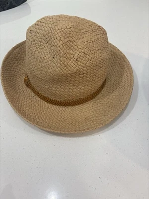 FOREVER 21 FEDORA DE PAJA BRONCEADA CON BANDA DECORATIVA Foto 1 de 4