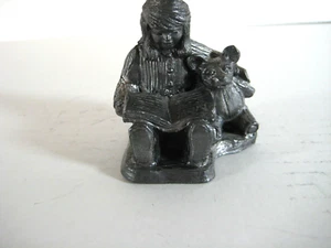 Ricker Weihnachten Zinn Noel Mädchen mit Bär 2 1/4" Figur 1991 signiert #9981   - Bild 1 von 7