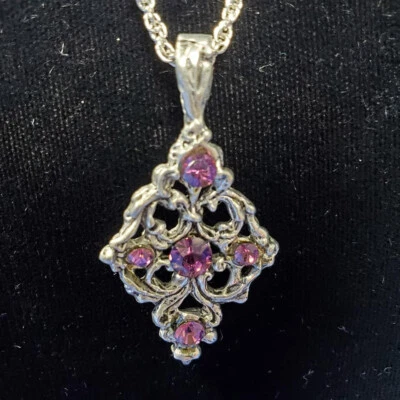 Collar Colgante Encaje Peltre Púrpura Comunidad Fundición Hecho en Estados Unidos *NUEVO* Foto 1 de 3