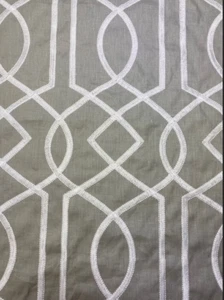 2 Yards GP & J Baker Traverse bestickt grau Leinen ED85237.604 Polsterstoff - Bild 1 von 10