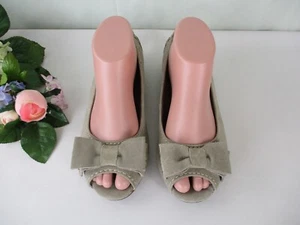 Ballerine Clarks Artisan verde muschio scamosciate punta aperta fiocco accento taglia 8,5 M aria attiva - Foto 1 di 14