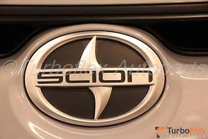 Scion tC 2011-2013 Emblema de la parrilla delantera OEM genuino 75301-21010 - Imagen 1 de 2