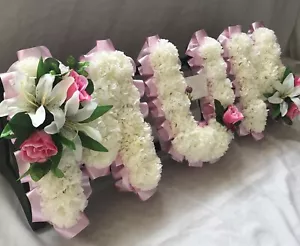 MUM künstliche Seide Beerdigung Tribut oder beliebige 3 Buchstaben Name Blume Kranz Papa Nan - Bild 1 von 11