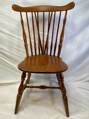 Silla auxiliar Heywood Wakefield, Duxbury Windsor, arce macizo, acabado canela Foto 1 de 4