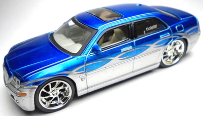 COCHE JADA TOYS DUB CITY KUSTUM$ CHRYSLER 300C AZUL Y PLATA FUNDIDO A PRESIÓN 1:64 3 1/4" Foto 1 de 4