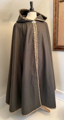 Capa 18cRendezvous círculo completo sem forro. Acentuado com acabamento e detalhes costurados à mão - Imagem 1 de 4