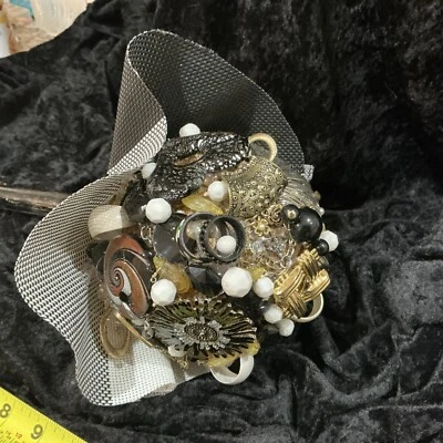 复古珠宝婚礼花束,黑色、白色、金色 — 第 1/4 张图片