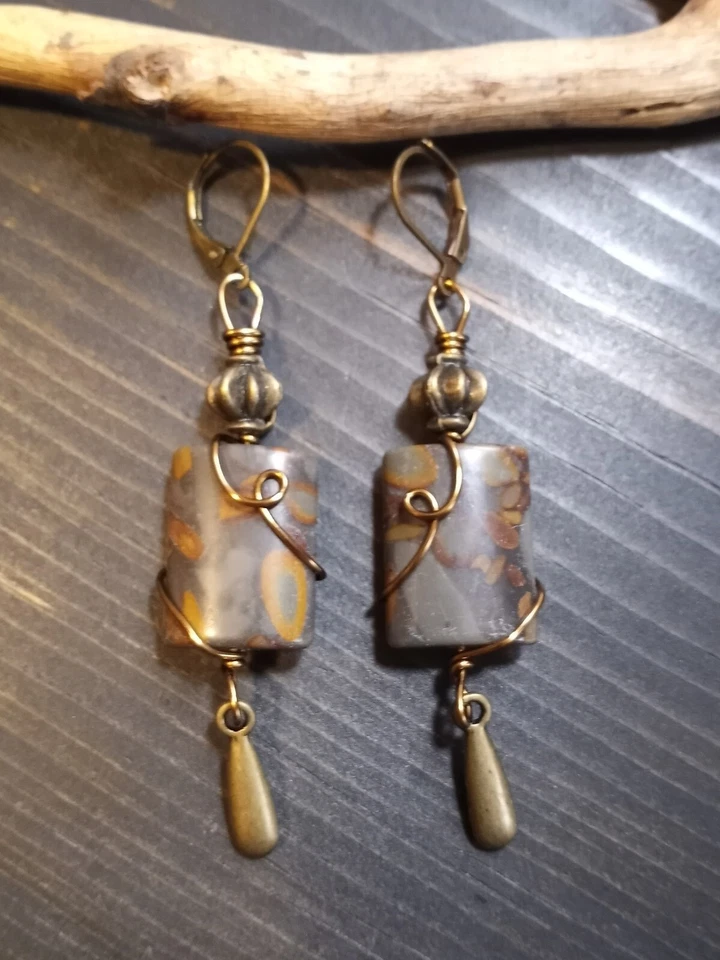 PENDIENTES ÚNICOS ENVUELTOS EN ALAMBRE DE LATÓN/PIEDRA DE JASPE TONO TIERRA/CUENTAS Y GOTA Foto 1 de 1