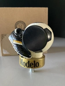 đ„ Nuevo Modelo BalĂłn de FĂștbol Cerveza Grifo Mango Topper Cerveza Oficial del Juego - Imagen 1 de 7