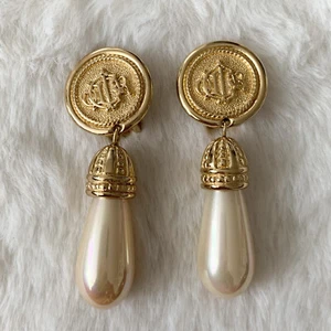NEU Vintage Christian Dior Goldton Logo Monogramm Perle Drop Statement Ohrringe - Bild 1 von 9