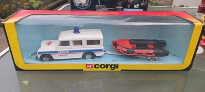 Corgi 9 Mumbles lifeboat Land Rover and dinghy in great condition - Image 1 of 4