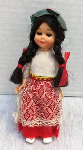Muñeca de plástico duro étnico folclórico vintage disfraz tradicional europeo pequeño - Imagen 1 de 5
