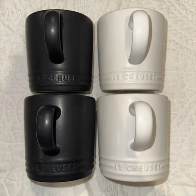 Nuevo con etiquetas Juego de 4 tazas de café Le Creuset de gres 12 oz/350 ml 2 negras mate y 2 blancas Foto 1 de 4