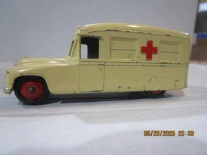 DINKY TOYS (UK) - Daimler Ambulance - CREAM / RED CROSS Vintage Toy Nurse Doctor - Picture 1 of 12