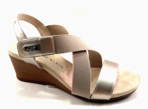 Sandalia Anne Klein Bhoomi platino cuña media con tiras - Imagen 1 de 8