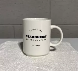 Taza de café Starbucks 2016 blanca con letras doradas 16 oz Seattle, WA EST 1971 - Imagen 1 de 4