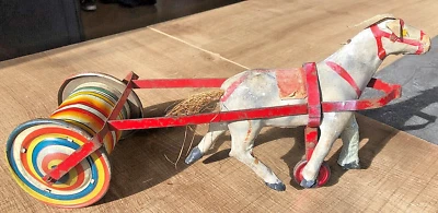 Rouleau musical hippomobile en tôle lithographiée Jouet Ancien Long tot : 28 cm - Photo 1/4