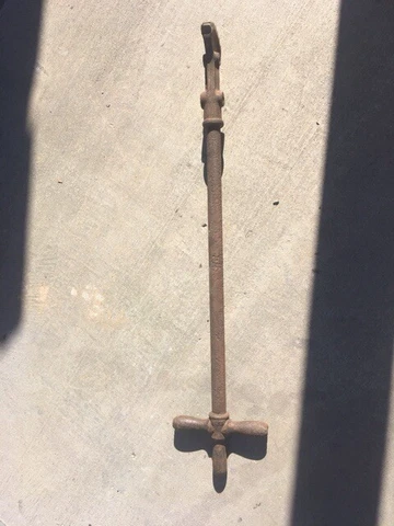 ANTIQUE  HAND WELL WATER PUMP HANDLE CAST IRON PRIMITIVE Cover