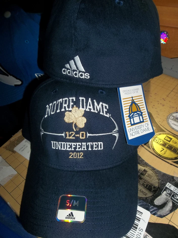 Gorra ajustada Notre Dame Fighting Irish Adidas 12-0 temporada invicta ND IN S/M Foto 1 de 1