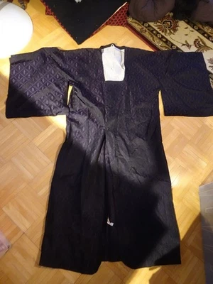 Kimono delantero con botones de seda negro y morado Foto 1 de 4