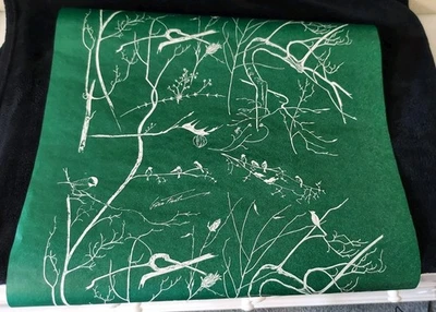 Rollo parcial de papel de envolver Gwen Frostic Block Print blanco sobre verde 18"x 24" Foto 1 de 2