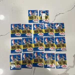 1980/81 FLEER NBA BALONCESTO SELLADO DE FÁBRICA 17 PAQUETES, PEGATINAS, FOTOS TARJETAS DE CERA - Imagen 1 de 15