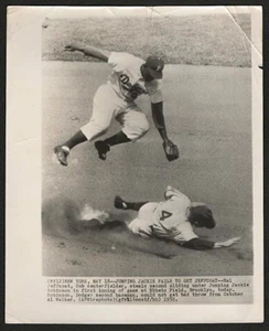 Jumping-Jackie Robinson 1952 Brooklyn Dodgers 8x10 Vintage Type III Wire Photo - Picture 1 of 2