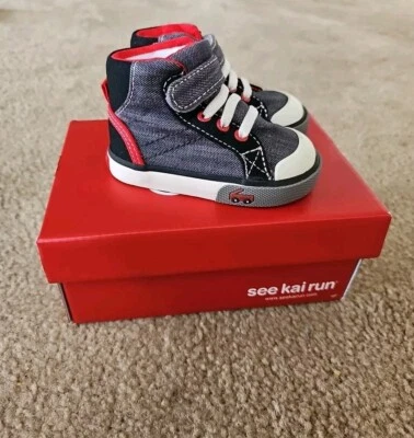Zapatillas altas See Kai Run Boys Dane para niños pequeños talla 4 gris denim/negro NUEVAS $55 Foto 1 de 4