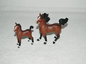 1997 Safari Ltd Bay Arabian Mare & Foal Horse Figurine Toy - Picture 1 of 5