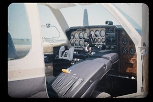 1972 35 mm diapositiva de color foto interior de avión panel de instrumentos avión de utilería de colección - Imagen 1 de 1