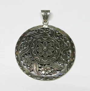 Colgante grande vintage Doug Paulus floral relleno círculo redondo plata de ley - Imagen 1 de 5