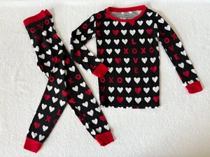 Ropa de dormir Little Sleepies Hearts XOXO 2 piezas. Conjunto Niño Talla 4T Rojo/Negro - Imagen 1 de 15