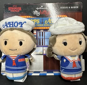 NEU Hallmark Itty Bittys Steve & Robin Stranger Things Ahoi Hüte 2-teiliges Set auf Karte - Bild 1 von 11