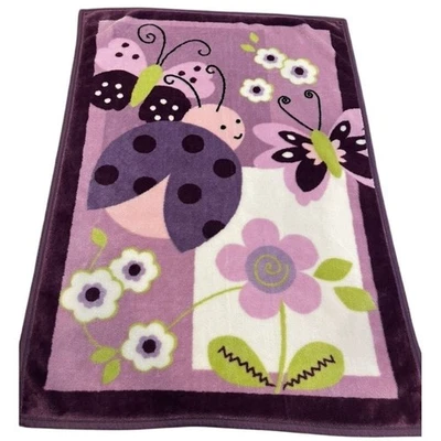 Corderos e hiedra púrpura blanco verde Ladybug mariposa flor felpa manta tiro Foto 1 de 4