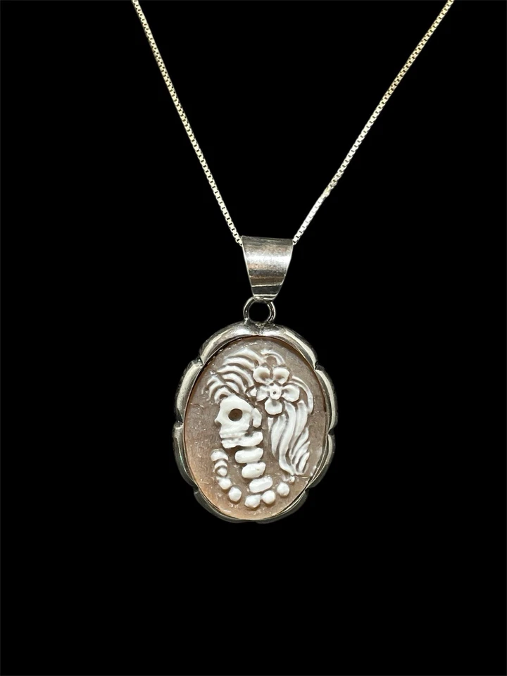 Ciondolo Con Cameo Raffigurante Donna Teschio Realizzato A Mano In Argento - Immagine 1 di 4