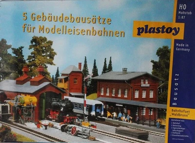 plastoy  Set Bahnhof Waldbrunn 5 Gebäude Bausätze für Modelleisenbahn H0 NEU - Bild 1 von 3