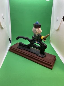 Vintage Cast Iron Nut Cracker On Wood Base Christmas Nutcracker Soldier Neat Red - Picture 1 of 2