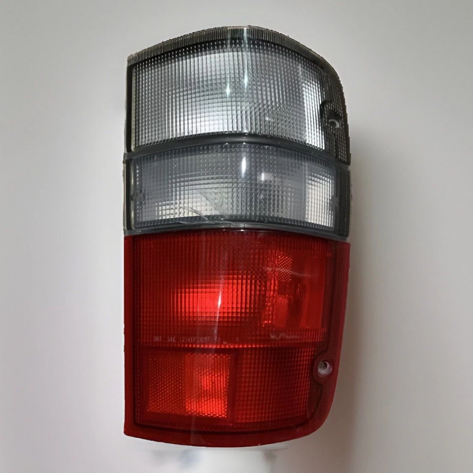 2000 - 2002 年五十铃部队讴歌 SLX 乘客右侧尾灯(有缺陷) — 第 1/4 张图片